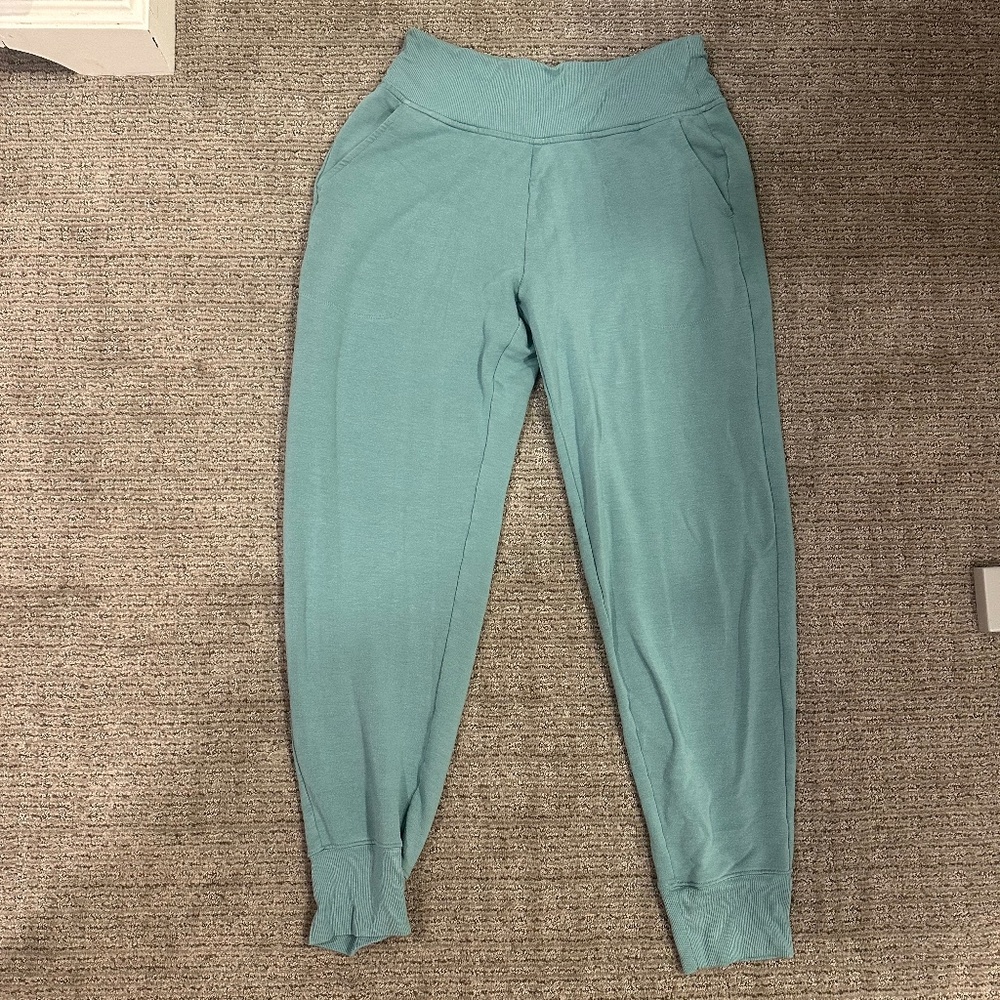 Women’s Athleta coaster luxe joggers. Size medium tall.